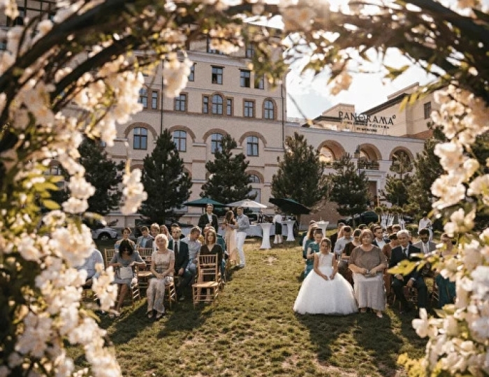 Лужайка напротив гостиницы Панорама by Mercure Красная Поляна - Отель Panorama by Mercure / Меркури Панорама Красная Поляна