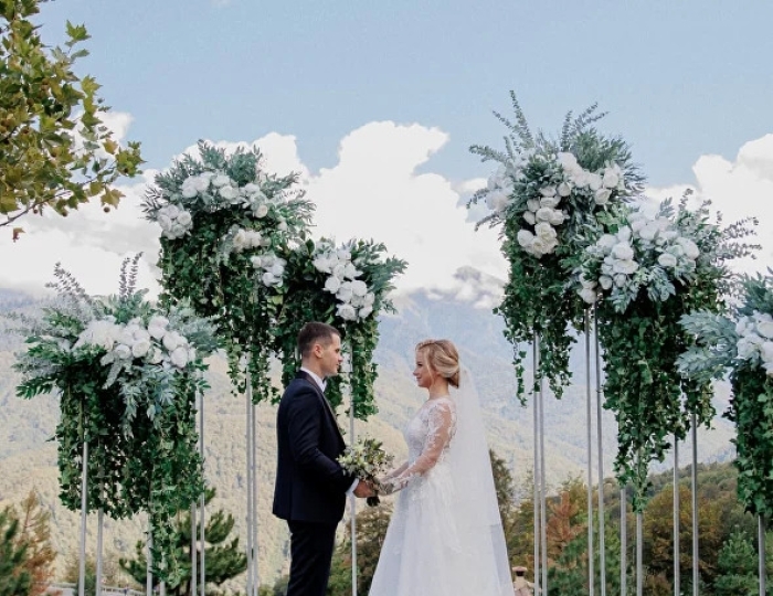 Лужайка напротив гостиницы Панорама by Mercure Красная Поляна - Отель Panorama by Mercure / Меркури Панорама Красная Поляна